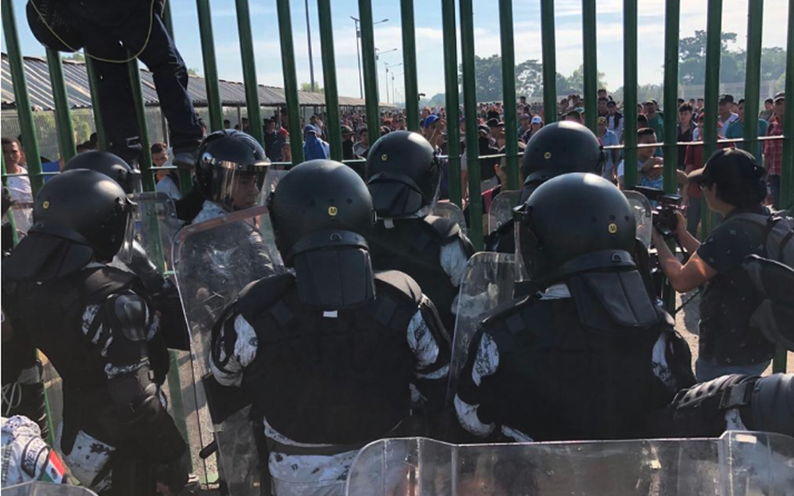 Resultado de imagen de Migrantes ingresan a México tras enfrentamientos con fuerzas de seguridad"