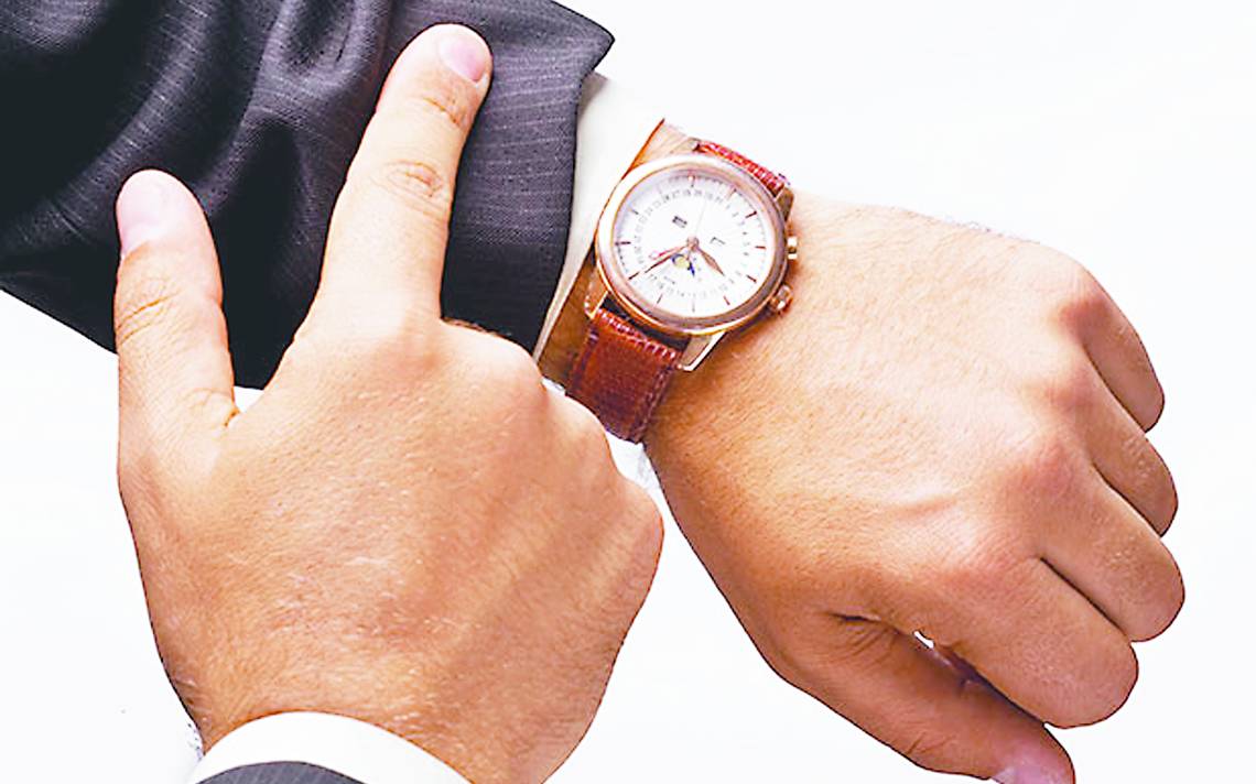 Я посмотрел на часы было уже. Часы на руке. Рука с часами. Человек с наручными часами. Пунктуальность.