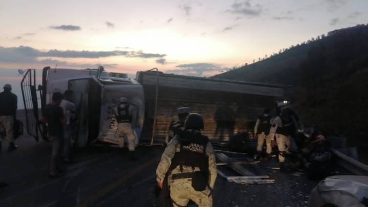 Camioneta de la GN vuelca en carretera de Chiapas; al menos 14 heridos